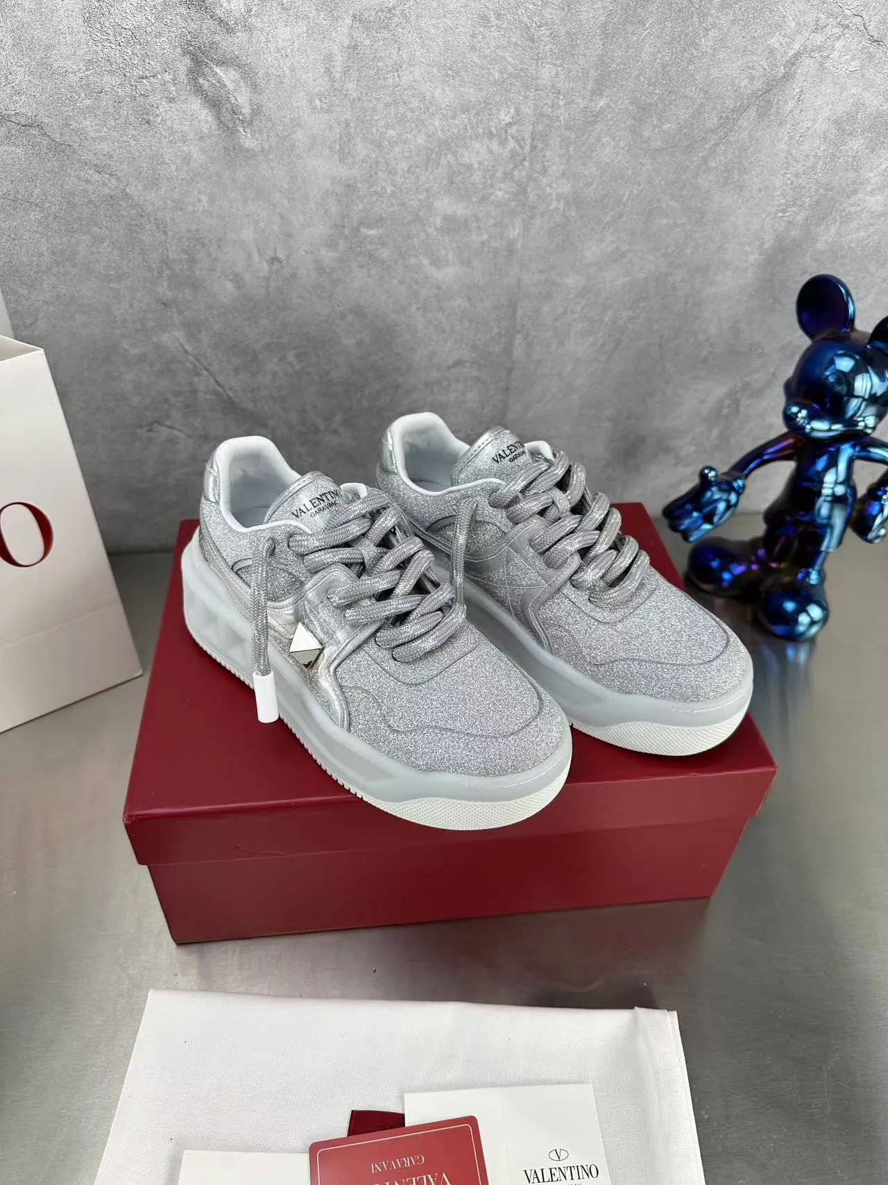 👟👟Ex-factory price 640👟👟 🔺Valentino🔺Valentino new casual shoes 2023 latest model hot style for catwalk couples, thick shoelaces, the same style as Elsa Hosk, Zhang Yixing, Guan Xiaotong and many other stars 🔥 Top version + lasting process, full oil edge on the upper. Fabric: Customized cowhide + cowhide lining with breathable mesh. Outsole: original molded TPU thickened outsole. Size for women is 35-40. Men’s size is 39-45.